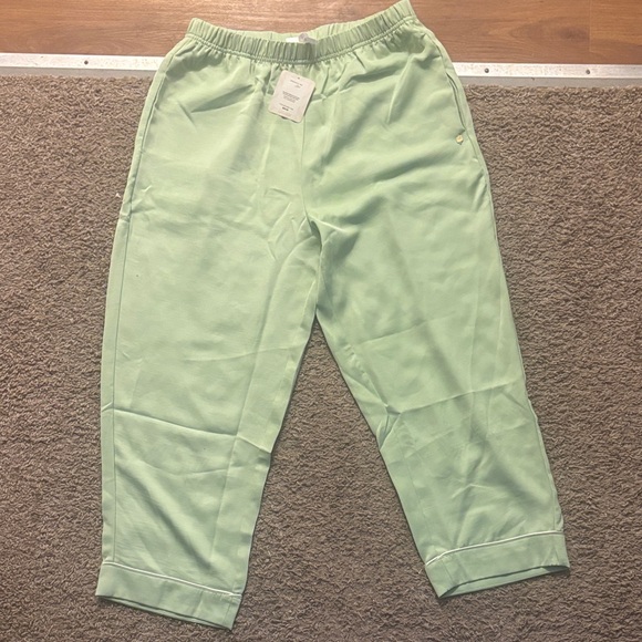 Fabletics NWT Ecosatin Crop Pants Woman’s Lg Capri Length Neon Green Brand New!! - Picture 6 of 13